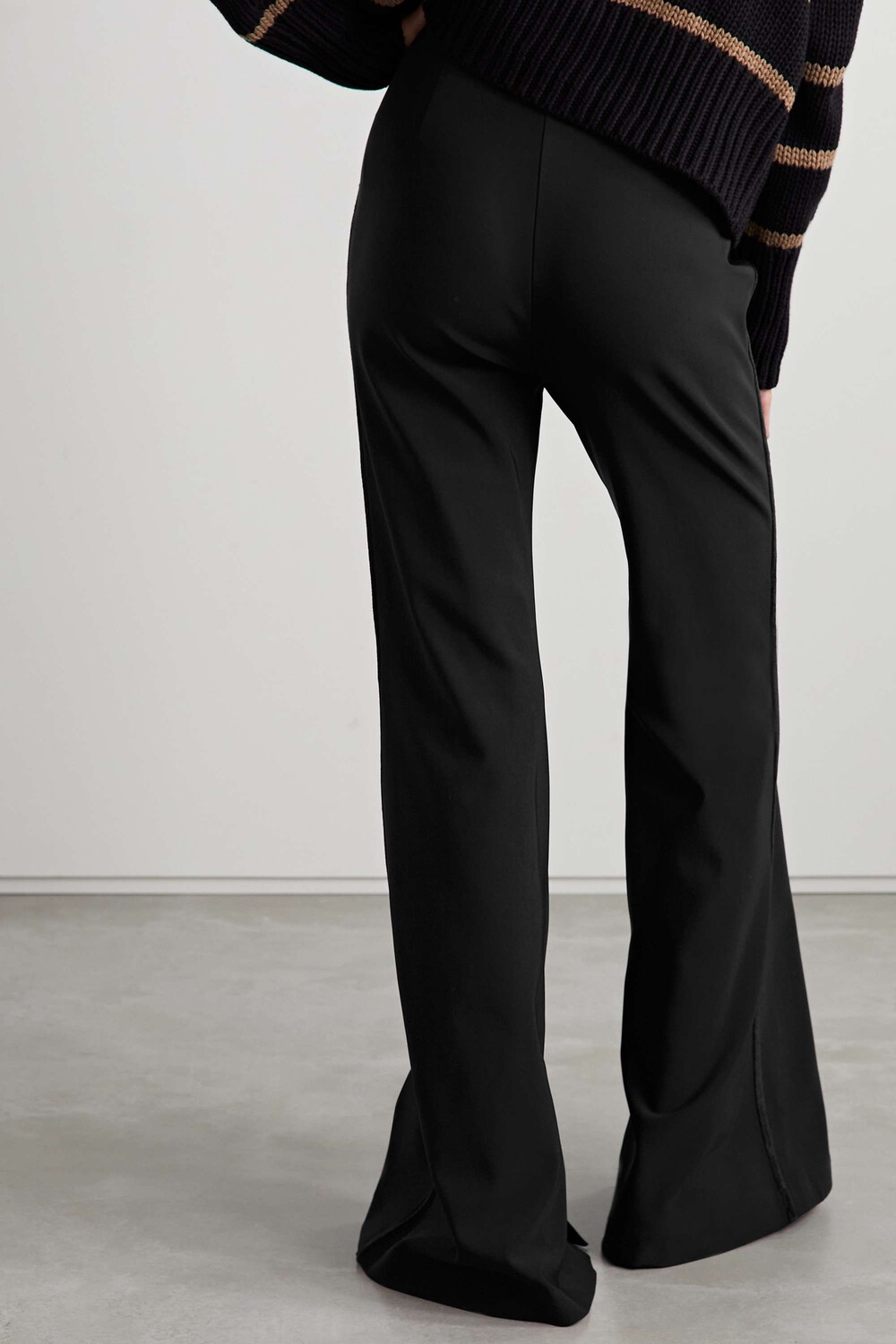 LA LIGNE Расклешенные брюки из эластичного кади с бархатной отделкой, черный
LA LIGNE Расклешенные брюки из эластичного кади с бархатной отделкой, черный