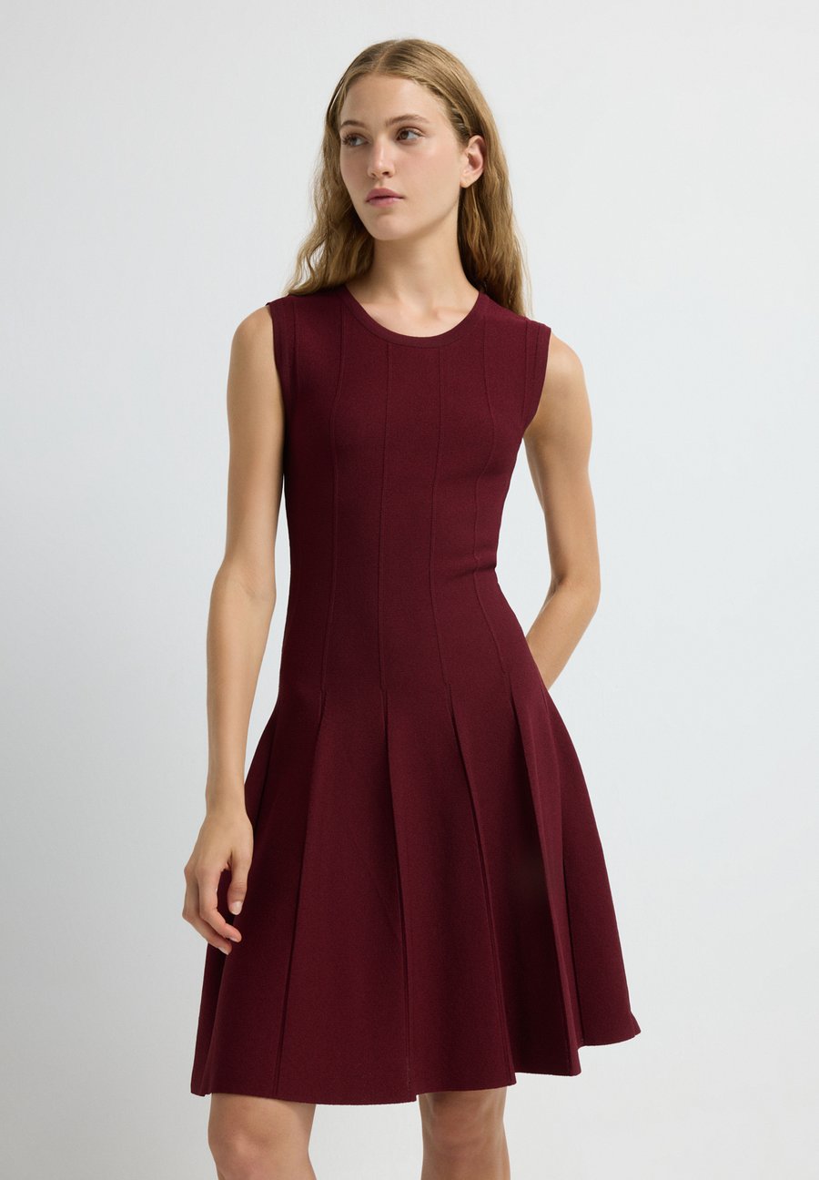 Платье adL Jumper dress, Claret Red/Red
Платье adL Jumper dress, Claret Red/Red