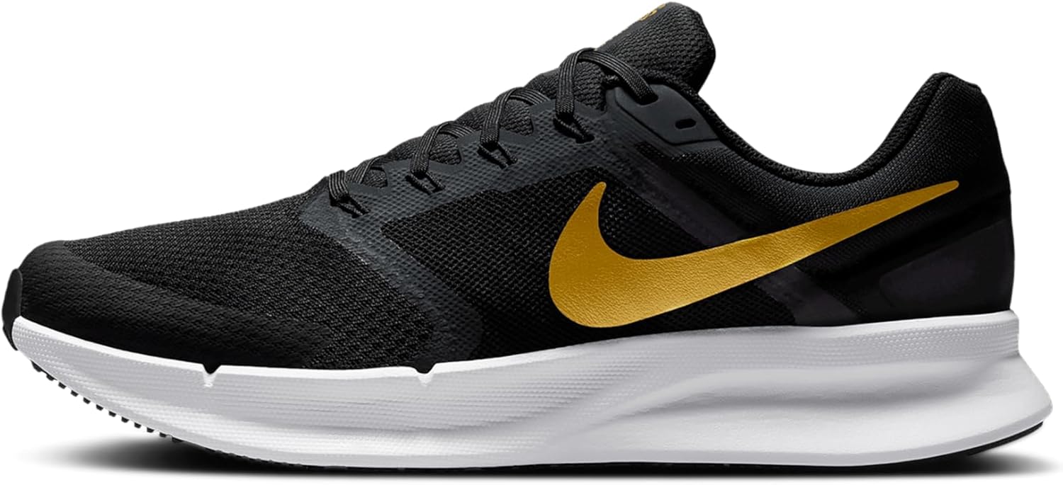 Мужские кроссовки для бега по шоссе Nike Run Swift 3, белый/черный/золотой
Мужские кроссовки для бега по шоссе Nike Run Swift 3, белый/черный/золотой