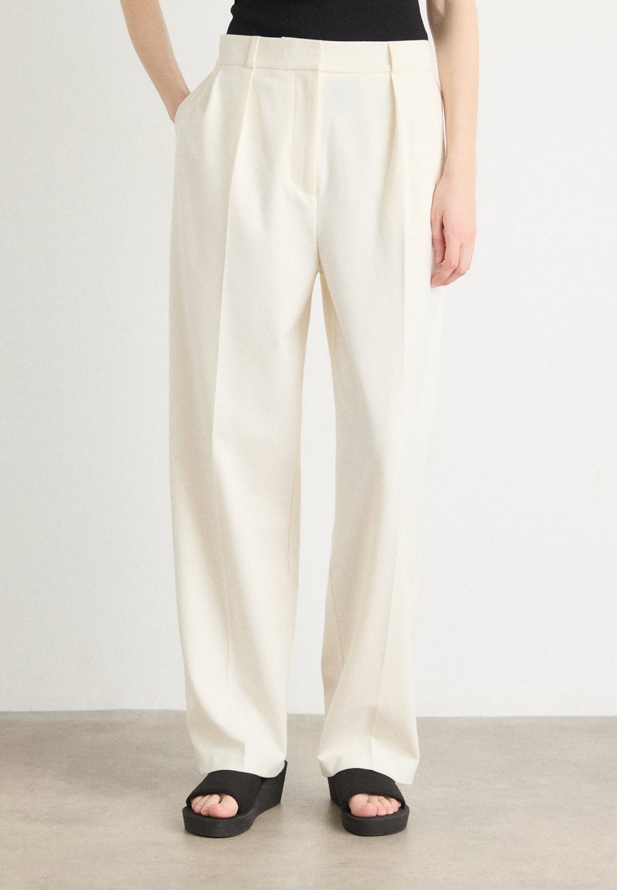 Брюки Lacoste Trousers, Lapland/Off-White
Брюки Lacoste Trousers, Lapland/Off-White