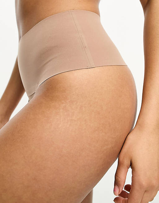 Spanx Undie-tectable разглаживающие стринги в кафе с молоком 
Spanx Undie-tectable разглаживающие стринги в кафе с молоком