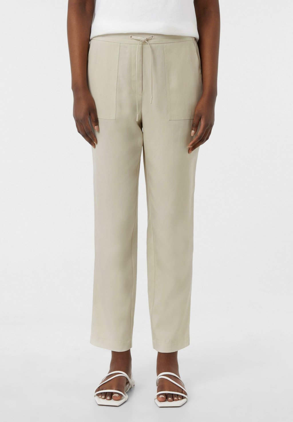 Брюки JOG AUS MIT AUFGESETZTEN TASCHEN comma casual identity, кремовый
Брюки JOG AUS MIT AUFGESETZTEN TASCHEN comma casual identity, кремовый