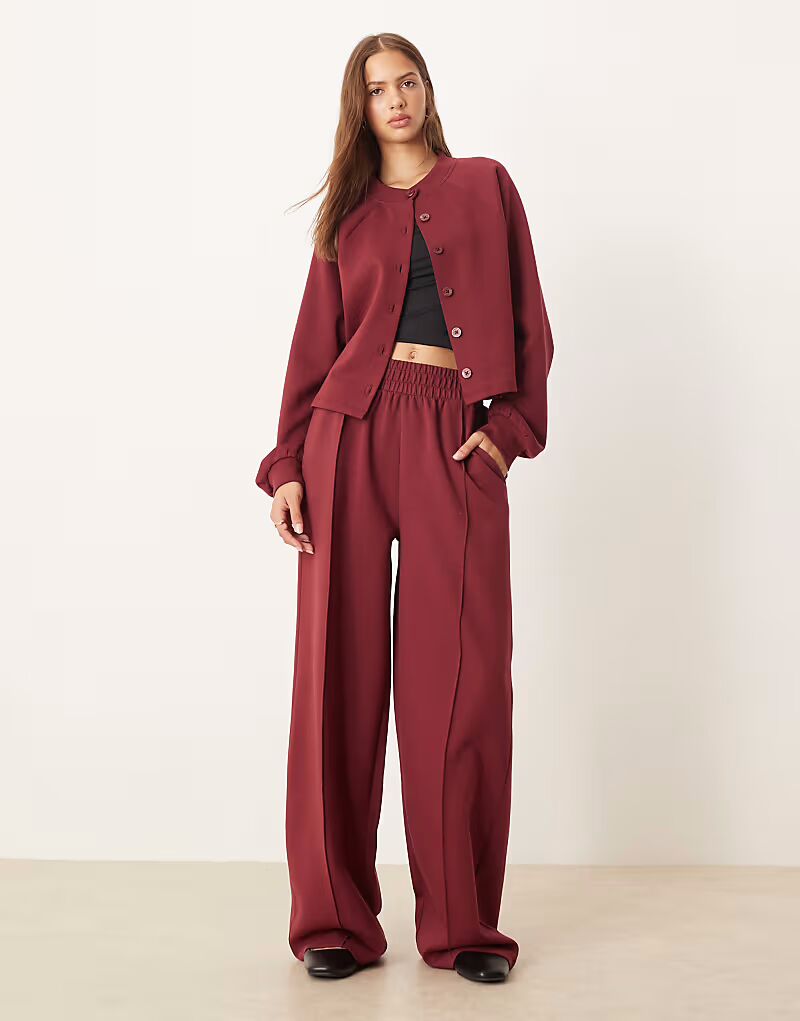 Широкие брюки из ткани интерлок бордового цвета Asos Design
Широкие брюки из ткани интерлок бордового цвета Asos Design