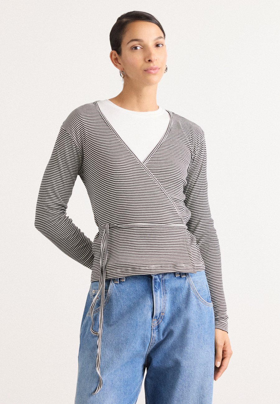 Топ Mads Nørgaard STRIPE SUSI TOP, Black/Vanilla Ice/Grey
Топ Mads Nørgaard STRIPE SUSI TOP, Black/Vanilla Ice/Grey