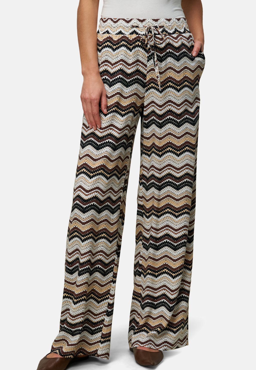 Брюки MIT CHEVRON MUSTER zero, мультиколор
Брюки MIT CHEVRON MUSTER zero, мультиколор