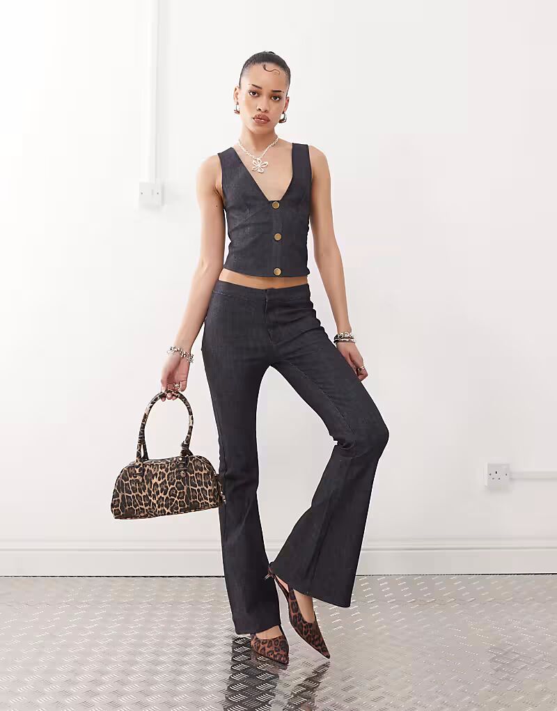 Расклешенные джинсовые брюки Motel Malvinas цвета темный индиго
Расклешенные джинсовые брюки Motel Malvinas цвета темный индиго