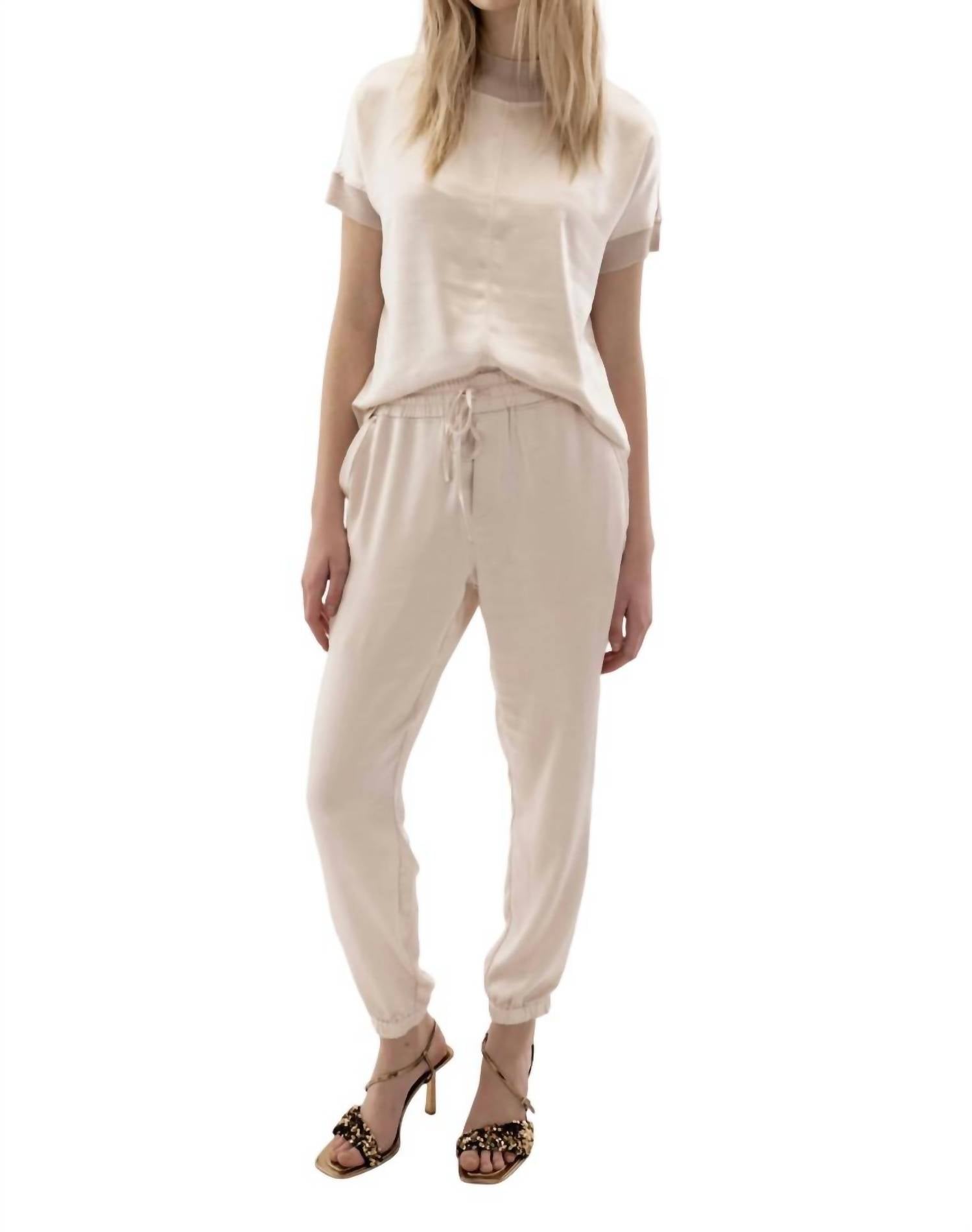 Спортивные брюки Cary Satin Джоггеры цвета Pearl MELISSA NEPTON 
Спортивные брюки Cary Satin Джоггеры цвета Pearl MELISSA NEPTON