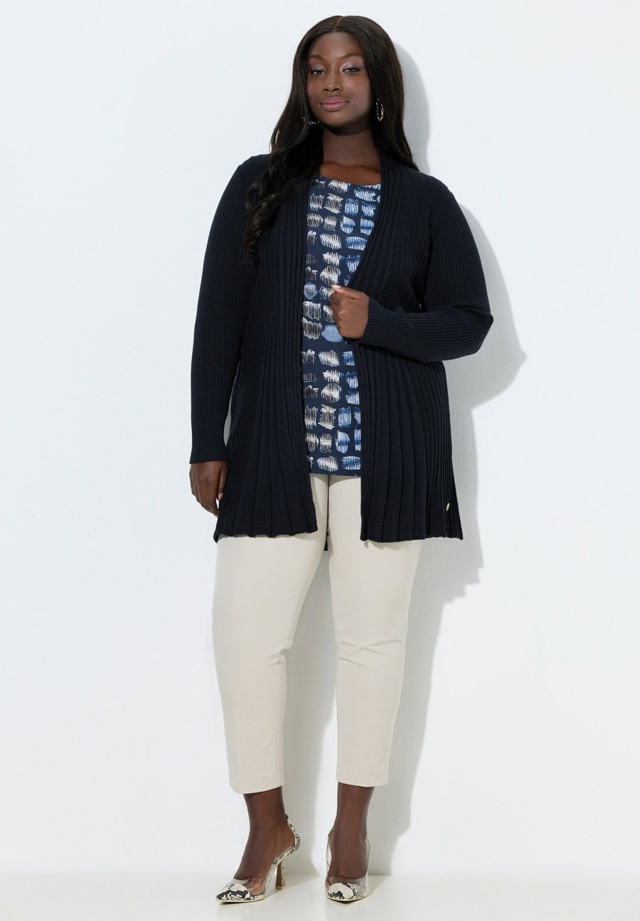 Кардиган Ulla Popken PLEATED LONGLINE OPEN SHAPE, Dark Marine/Dark Blue
Кардиган Ulla Popken PLEATED LONGLINE OPEN SHAPE, Dark Marine/Dark Blue