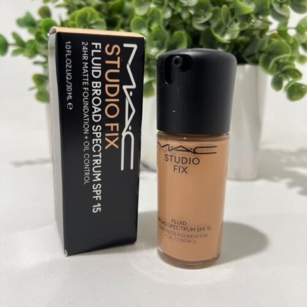 MAC Studio Fix Fluid SPF 15 24HR Matte Foundation Oil Control C5 Authentic
MAC Studio Fix Fluid SPF 15 24HR Matte Foundation Oil Control C5 Authentic