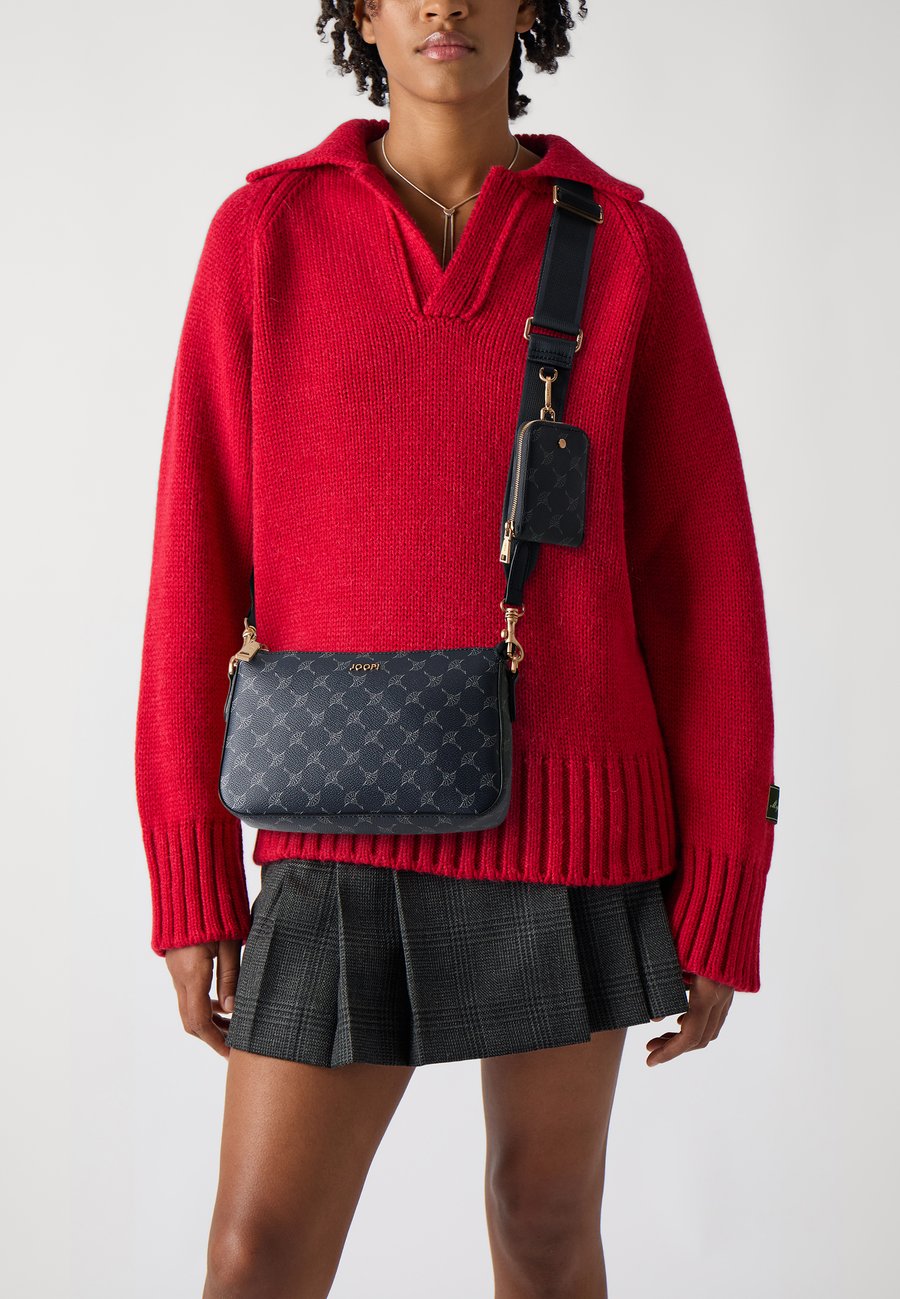 Сумка кросс-боди JOOP! CORTINA 1.0 JASMINA SHOULDER , Dark Navy/Dark Blue
Сумка кросс-боди JOOP! CORTINA 1.0 JASMINA SHOULDER , Dark Navy/Dark Blue