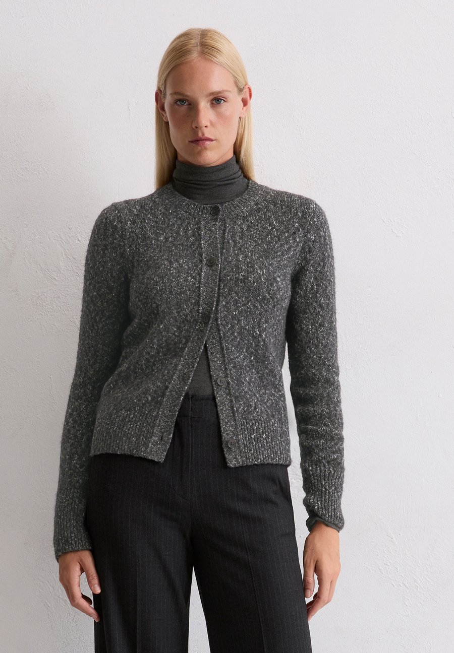 Кардиган Marc O'Polo LONGSLEEVE ROUND NECK, Night Grey Melange/Dark Grey
Кардиган Marc O'Polo LONGSLEEVE ROUND NECK, Night Grey Melange/Dark Grey