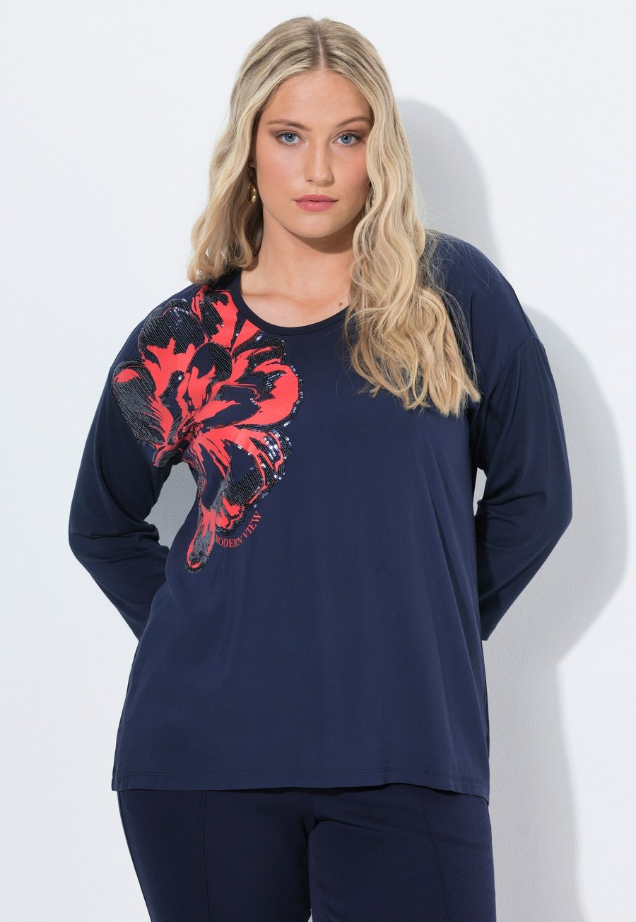 Топ Ulla Popken SEQUINED FLOWER MOTIF 3/4 SLEEVE, Marine/Dark Blue
Топ Ulla Popken SEQUINED FLOWER MOTIF 3/4 SLEEVE, Marine/Dark Blue