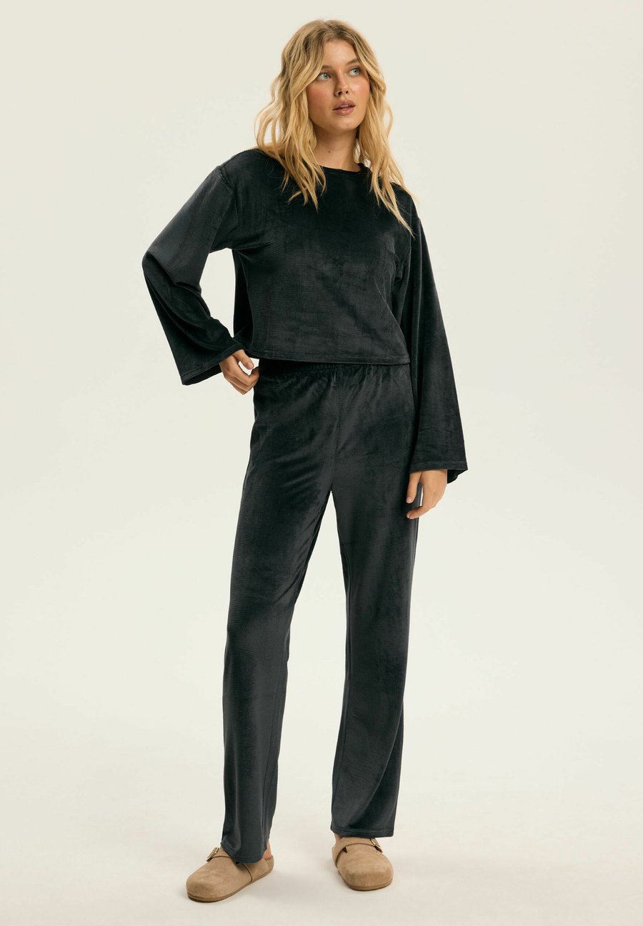 Пижамный комплект ESOTIQ DREAMY, Grey
Пижамный комплект ESOTIQ DREAMY, Grey