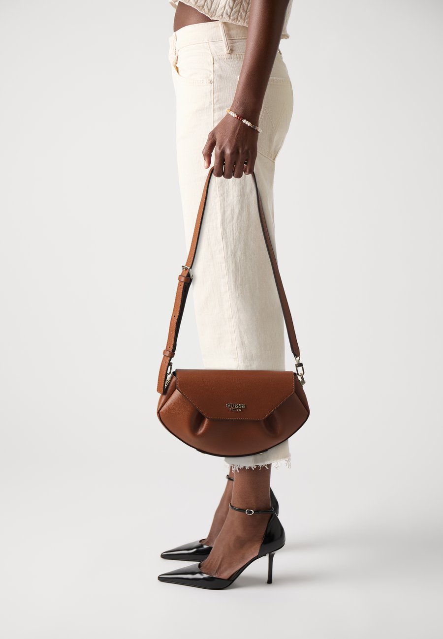 Сумка кросс-боди Guess AMORETTE FLAP , Cognac
Сумка кросс-боди Guess AMORETTE FLAP , Cognac