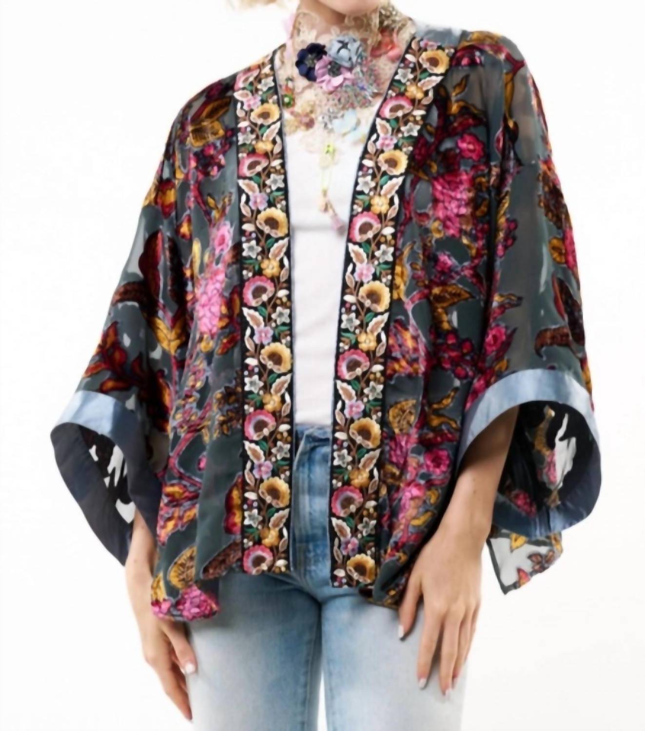 Праздничный кимоно Holiday Jewels в сером цвете с цветочным принтом Aratta, Charcoal Floral
Праздничный кимоно Holiday Jewels в сером цвете с цветочным принтом Aratta, Charcoal Floral