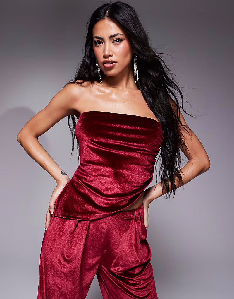 Асимметричный топ-бандо из бархата со сборками от ASOS DESIGN бордового цвета
Асимметричный топ-бандо из бархата со сборками от ASOS DESIGN бордового цвета