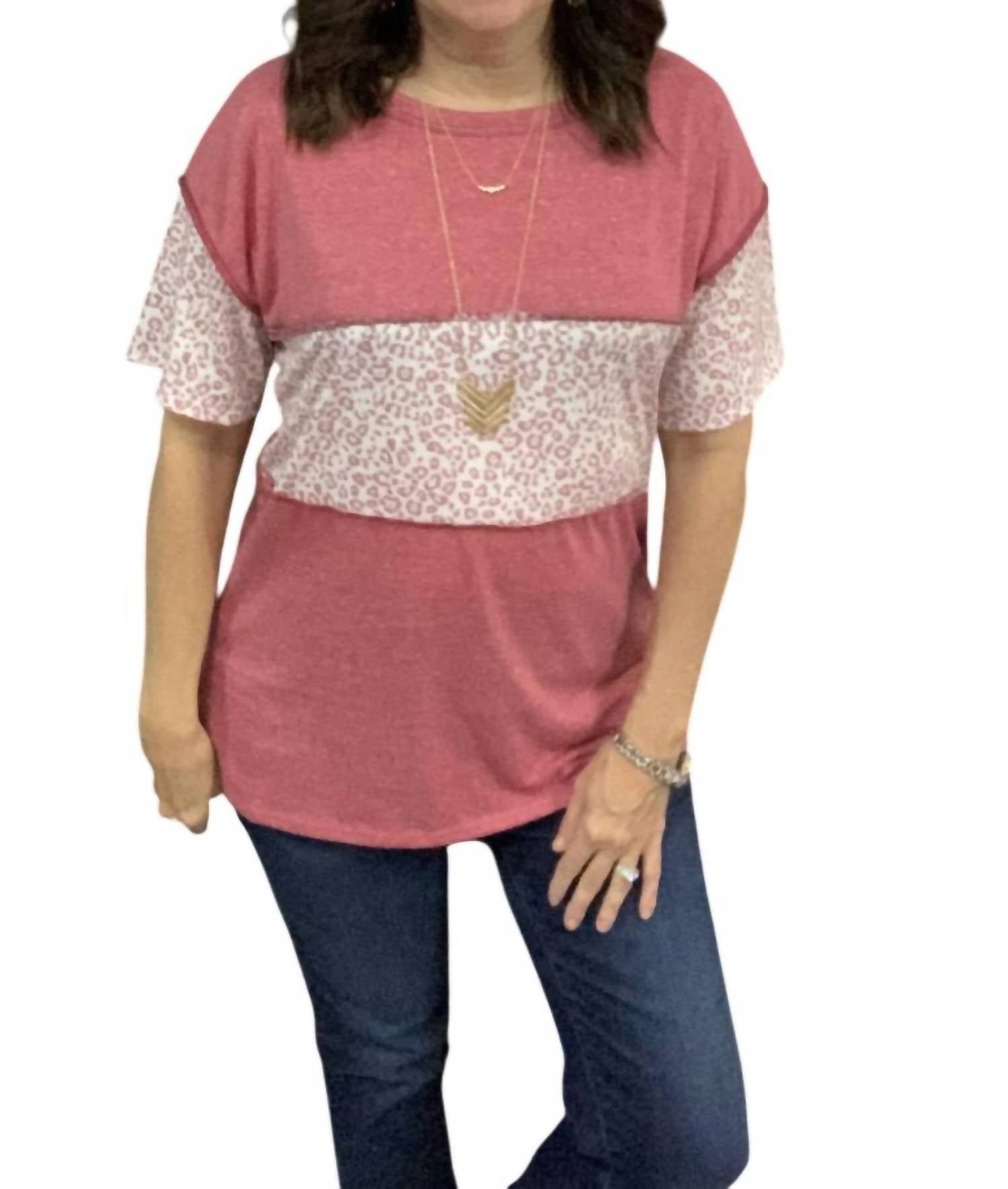 Красный топ с коротким рукавом в зверином принте BiBi 
Красный топ с коротким рукавом в зверином принте BiBi