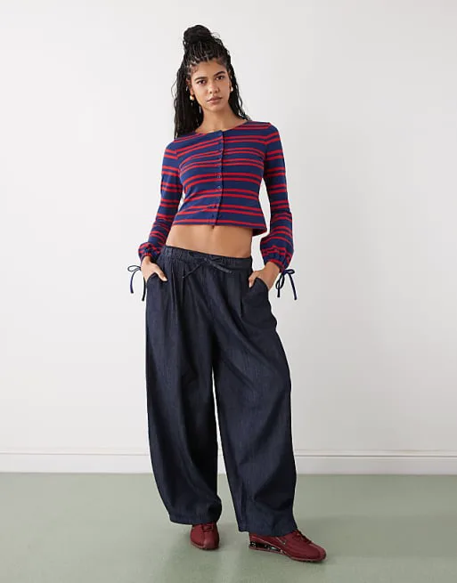 Топ с объемными рукавами Reclaimed Vintage и завязками на манжетах в красно-синюю полоску, Красный, Топ с объемными рукавами Reclaimed Vintage и завязками на манжетах в красно-синюю полоску
Топ с объемными рукавами Reclaimed Vintage и завязками на манжетах в красно-синюю полоску, Красный, Топ с объемными рукавами Reclaimed Vintage и завязками на манжетах в красно-синюю полоску