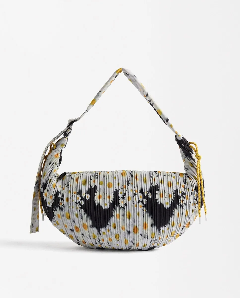 Сумка через плечо с цветочным принтом и застежкой-молнией Parfois, черный
Сумка через плечо с цветочным принтом и застежкой-молнией Parfois, черный