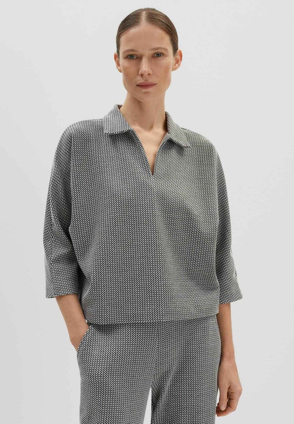 Толстовка UCARLA someday., черный
Толстовка UCARLA someday., черный