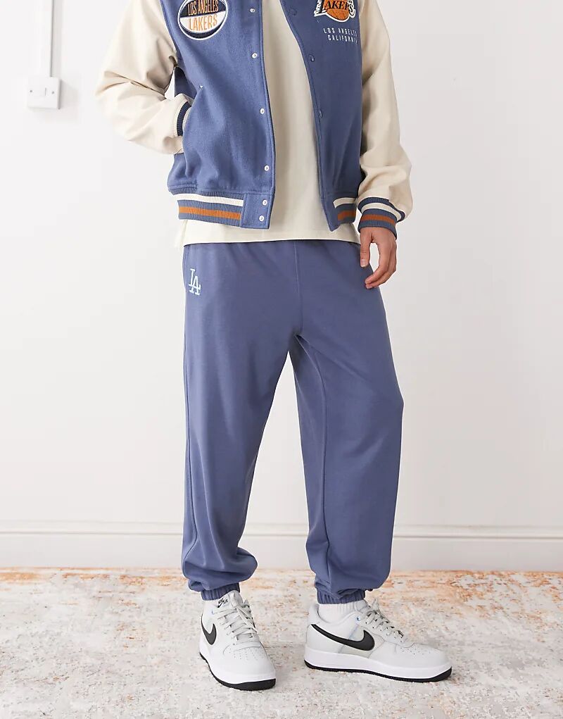 Синие мини-джоггеры New Era LA Dodgers с логотипом
Синие мини-джоггеры New Era LA Dodgers с логотипом