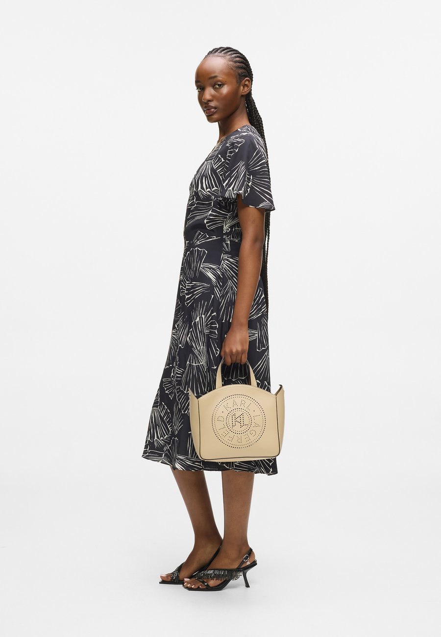 Сумка KARL LAGERFELD CIRCLE TOTE PERFORATED, Safari/Beige
Сумка KARL LAGERFELD CIRCLE TOTE PERFORATED, Safari/Beige