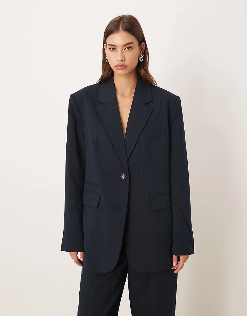 Большой блейзер Gina Tricot в тонкую тёмно-синюю полоску
Большой блейзер Gina Tricot в тонкую тёмно-синюю полоску