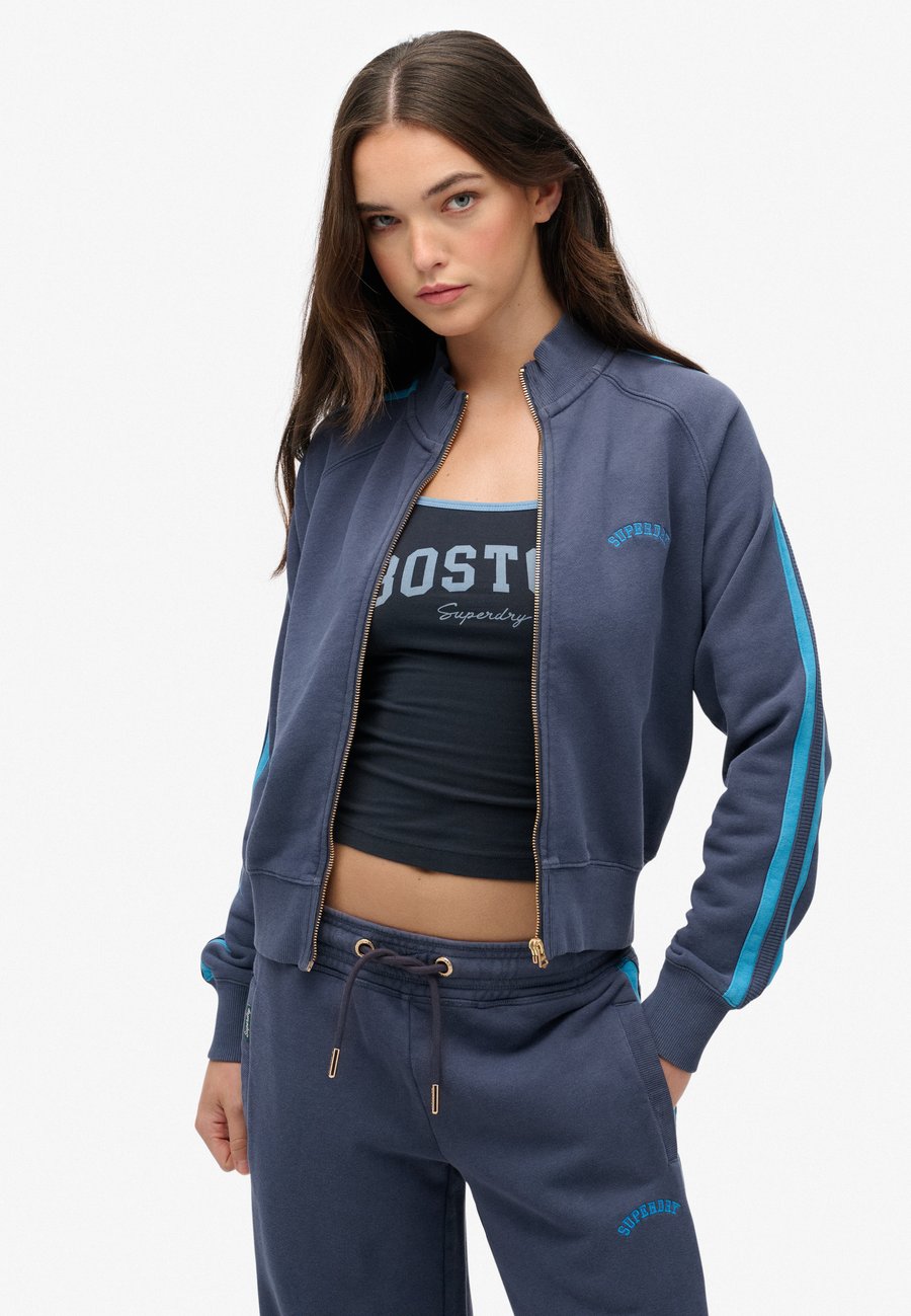 Толстовка Superdry & Co ESSENTIAL LOGO TRACK, Lauren Navy/Blue, Синий, Толстовка Superdry & Co ESSENTIAL LOGO TRACK, Lauren Navy/Blue
Толстовка Superdry & Co ESSENTIAL LOGO TRACK, Lauren Navy/Blue, Синий, Толстовка Superdry & Co ESSENTIAL LOGO TRACK, Lauren Navy/Blue