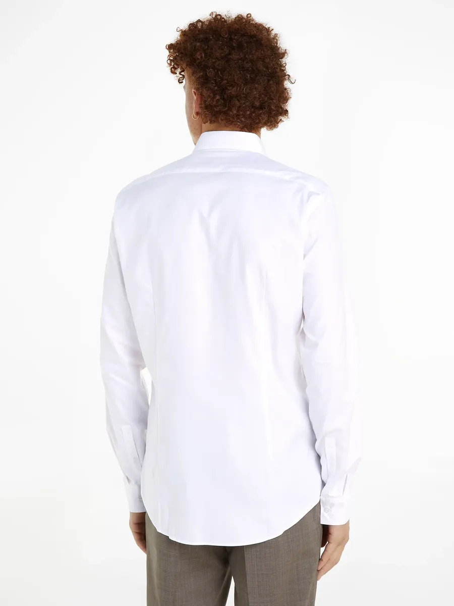 Рубашка Calvin Klein с длинными рукавами "OXFORD SOLID SLIM SHIRT" и тисненым логотипом, белый
Рубашка Calvin Klein с длинными рукавами "OXFORD SOLID SLIM SHIRT" и тисненым логотипом, белый