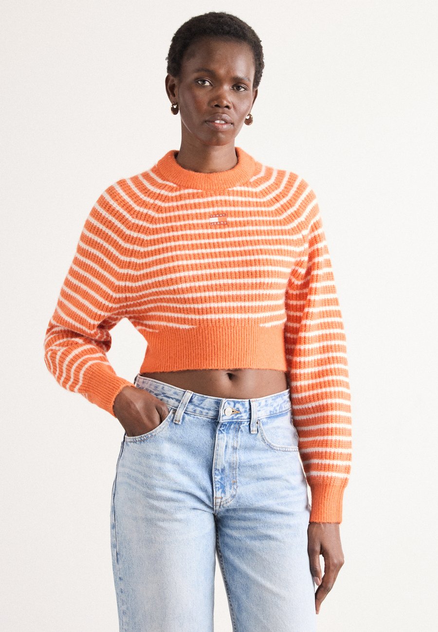 Джемпер Tommy Jeans CROP BADGE SWEATER, Rustic Coral/Coral
Джемпер Tommy Jeans CROP BADGE SWEATER, Rustic Coral/Coral