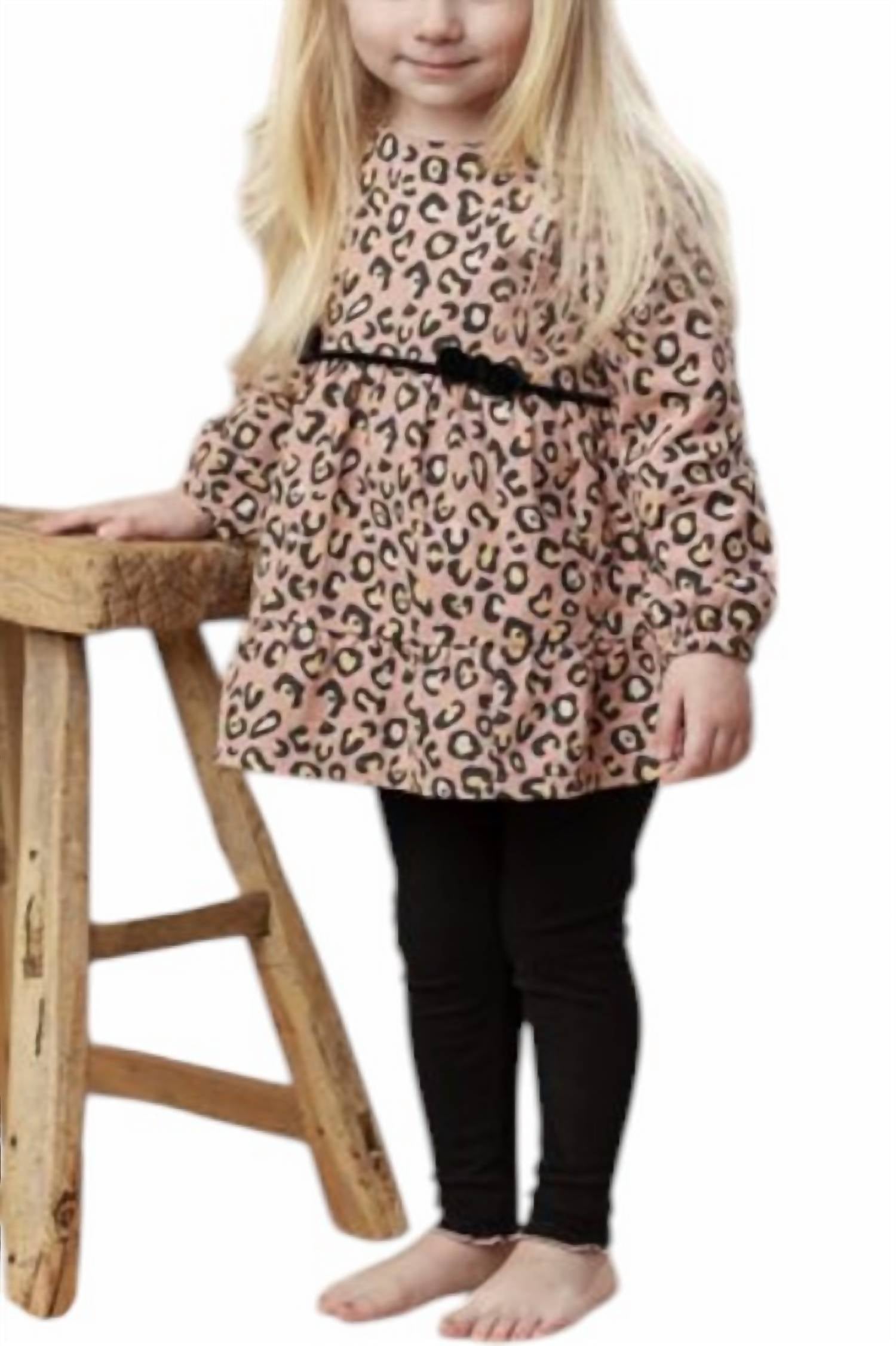 Комплект из туники и леггинсов для девочки в леопардовом цвете mudpie
Комплект из туники и леггинсов для девочки в леопардовом цвете mudpie