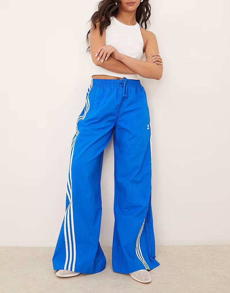 Спортивные брюки Adidas Originals с тремя полосками, свободного кроя, синего цвета
Спортивные брюки Adidas Originals с тремя полосками, свободного кроя, синего цвета