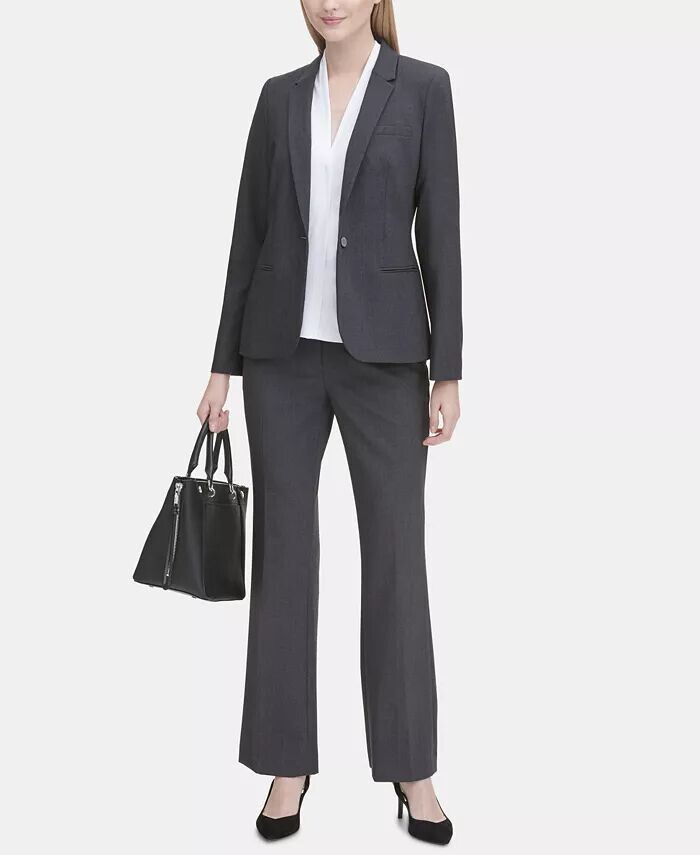 Блейзер на одной пуговице, плиссированная блузка и брюки Calvin Klein
Блейзер на одной пуговице, плиссированная блузка и брюки Calvin Klein