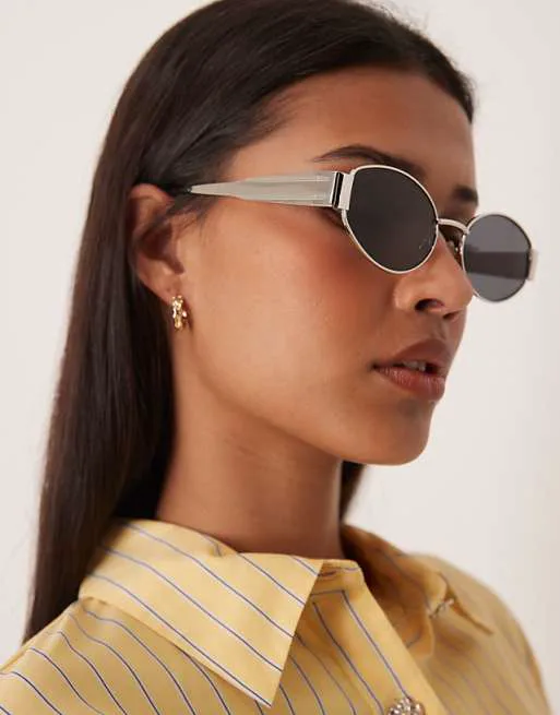 Серебристые солнцезащитные очки в овальной металлической оправе Gina Tricot с черными линзами
Серебристые солнцезащитные очки в овальной металлической оправе Gina Tricot с черными линзами