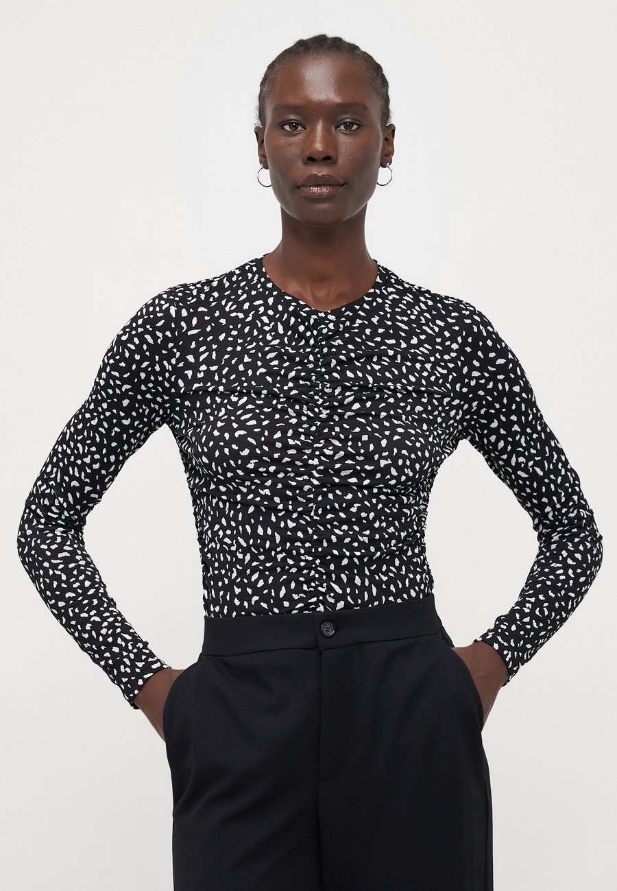 Топ ONLY Tall ONLPELLA RUCHING, Black/Bright White/Black
Топ ONLY Tall ONLPELLA RUCHING, Black/Bright White/Black