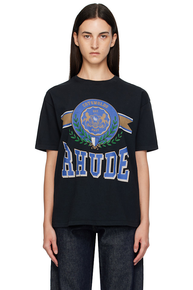 Rhude Черная футболка с гербом Котсуолдс
Rhude Черная футболка с гербом Котсуолдс