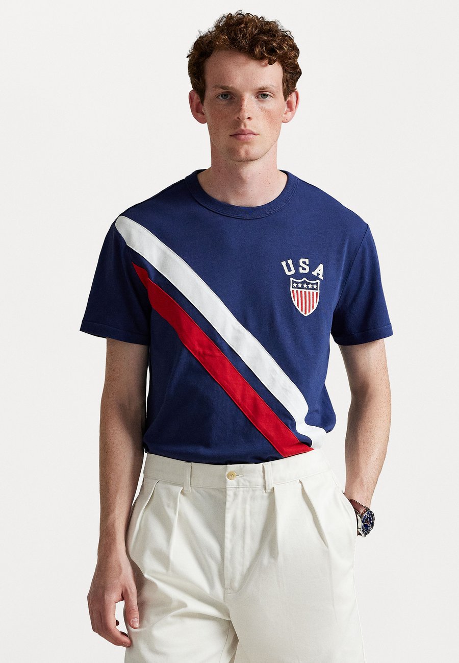 Футболка Polo Ralph Lauren STANDARD FIT JERSEY GRAPHIC T-SHIRT, Dark Blue, Синий, Футболка Polo Ralph Lauren STANDARD FIT JERSEY GRAPHIC T-SHIRT, Dark Blue
Футболка Polo Ralph Lauren STANDARD FIT JERSEY GRAPHIC T-SHIRT, Dark Blue, Синий, Футболка Polo Ralph Lauren STANDARD FIT JERSEY GRAPHIC T-SHIRT, Dark Blue