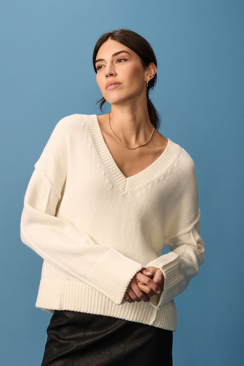 Детали шва трикотажного джемпера с V образным вырезом Next, белый
Детали шва трикотажного джемпера с V образным вырезом Next, белый