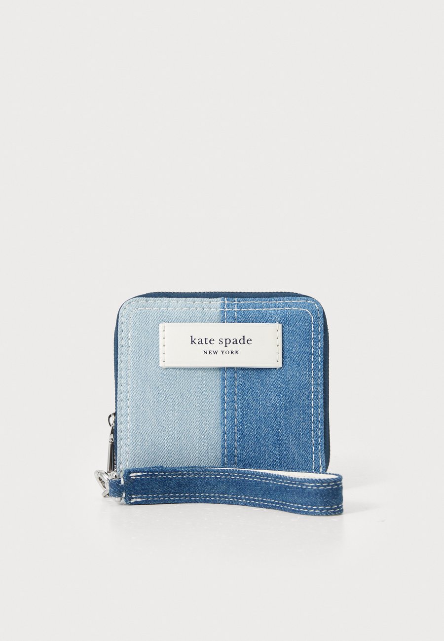 Кошелек kate spade new york LABEL COLORBLOCKED SMALL COMPACT WRISTLET, Blue Denim
Кошелек kate spade new york LABEL COLORBLOCKED SMALL COMPACT WRISTLET, Blue Denim