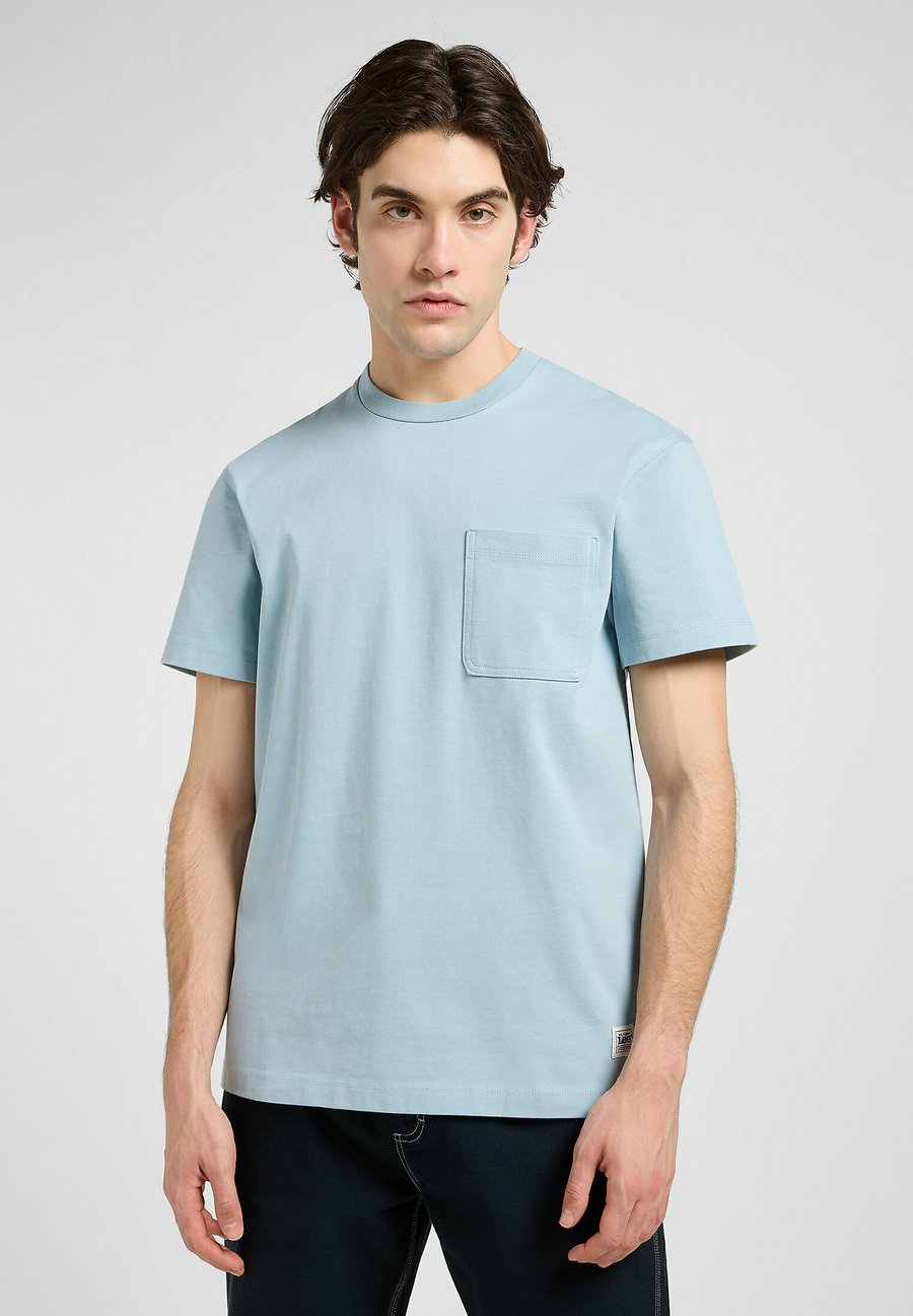 Футболка Lee SHORT SLEEVE WW PCKT, Jet Stream Blue/Blue, Синий, Футболка Lee SHORT SLEEVE WW PCKT, Jet Stream Blue/Blue
Футболка Lee SHORT SLEEVE WW PCKT, Jet Stream Blue/Blue, Синий, Футболка Lee SHORT SLEEVE WW PCKT, Jet Stream Blue/Blue