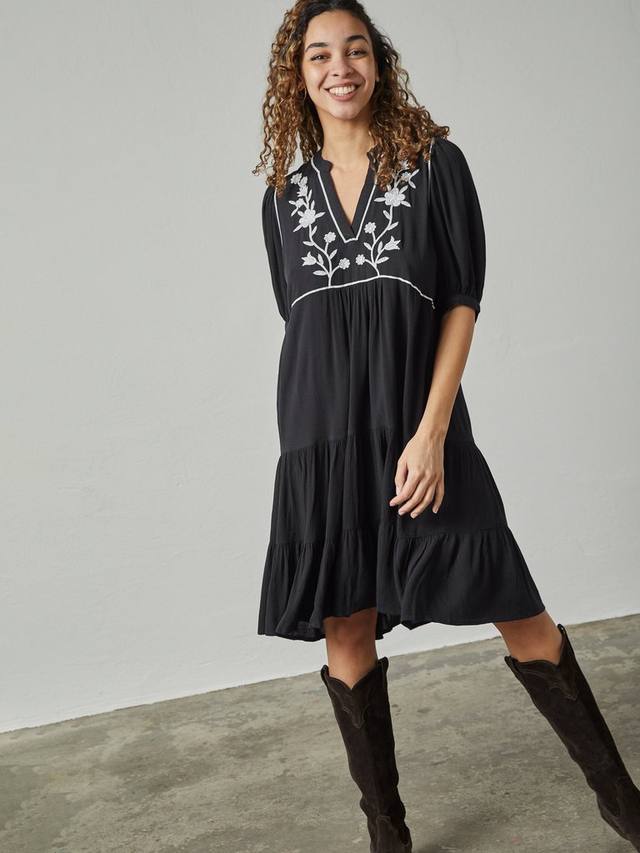 Вышитое платье с цветочным принтом и ярусами Sisters Point, Black/Multi
Вышитое платье с цветочным принтом и ярусами Sisters Point, Black/Multi