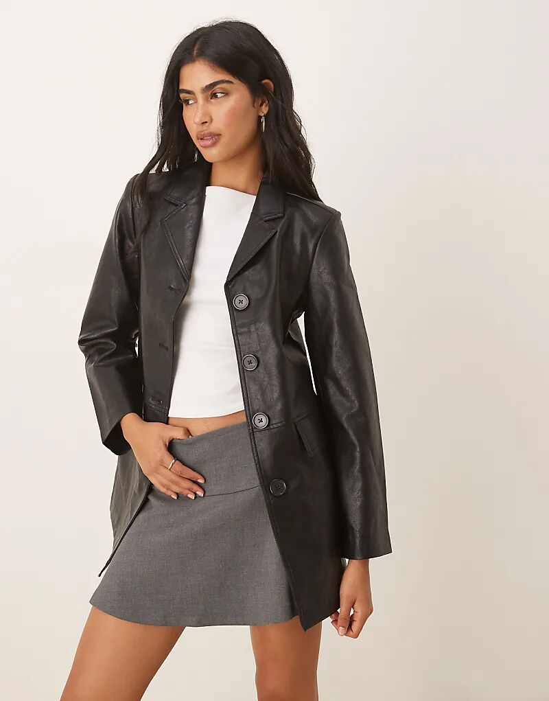 Гламурный свободный блейзер из черного искусственного меха
Гламурный свободный блейзер из черного искусственного меха