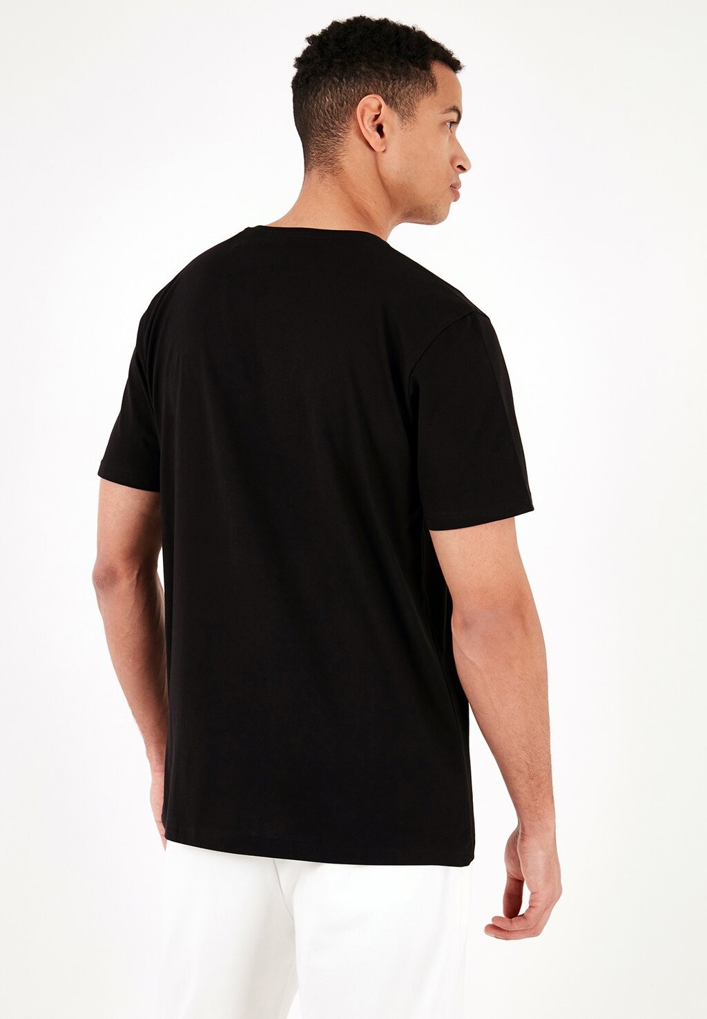 Базовая футболка REGULAR FIT Buratti, черный
Базовая футболка REGULAR FIT Buratti, черный