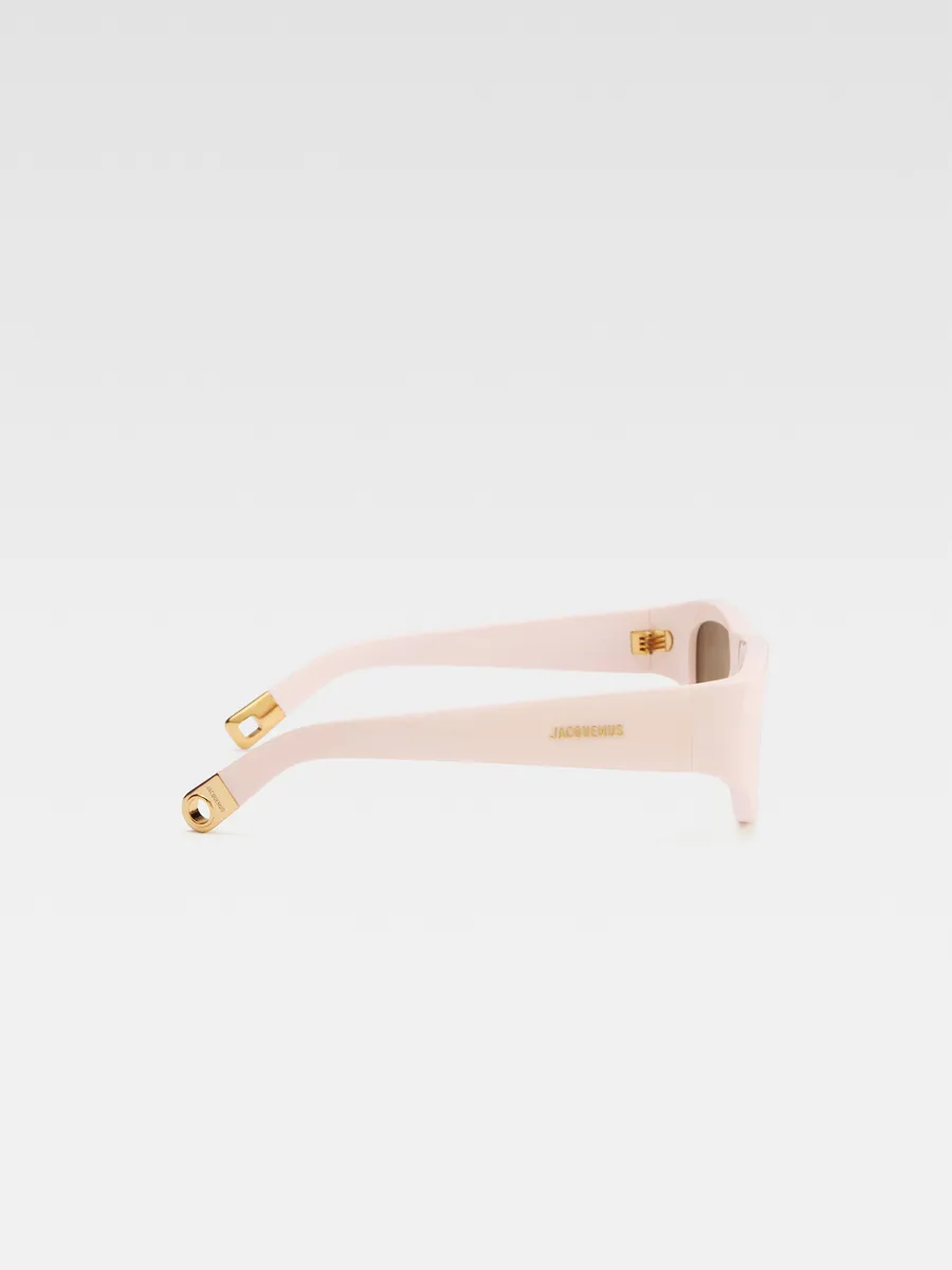 Солнцезащитные очки в D-образной оправе Люнеты Пилота Jacquemus, светло-бежевый
Солнцезащитные очки в D-образной оправе Люнеты Пилота Jacquemus, светло-бежевый