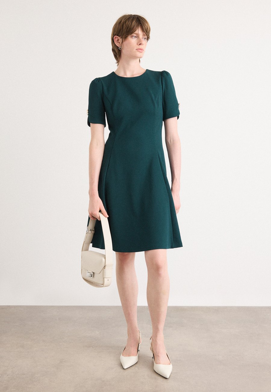 Платье DKNY BUTTON SLEEVE FIT FLARE DRESS, Pine/Dark Green
Платье DKNY BUTTON SLEEVE FIT FLARE DRESS, Pine/Dark Green