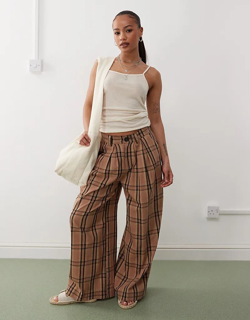 Широкие брюки Noisy May Petite с высокой талией и складками в коричневую клетку 
Широкие брюки Noisy May Petite с высокой талией и складками в коричневую клетку