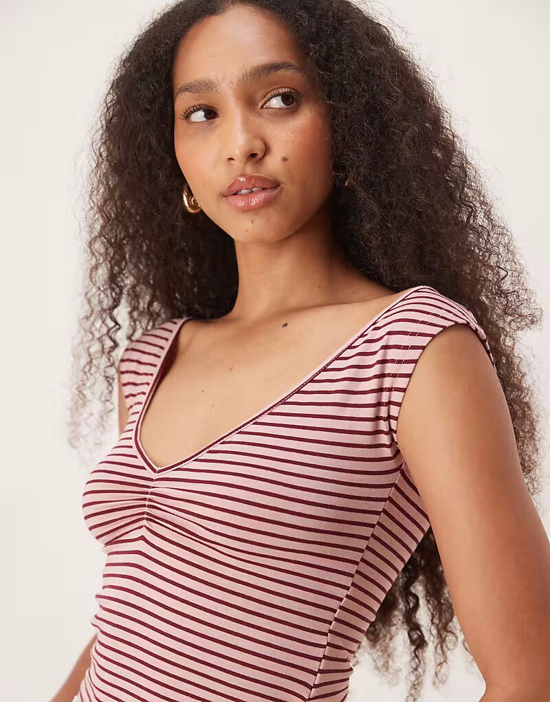 Топ Motel Danisha с V-образным вырезом в полоску розового цвета
Топ Motel Danisha с V-образным вырезом в полоску розового цвета