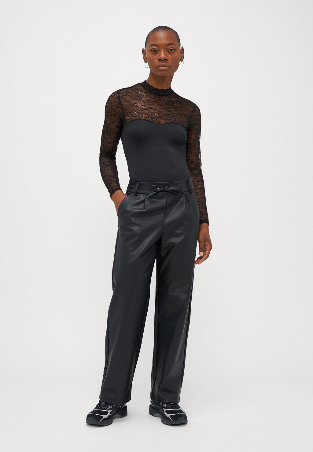 Топ с длинными рукавами ONLSIA HIGHNECK HEART ONLY Petite, черный 
Топ с длинными рукавами ONLSIA HIGHNECK HEART ONLY Petite, черный