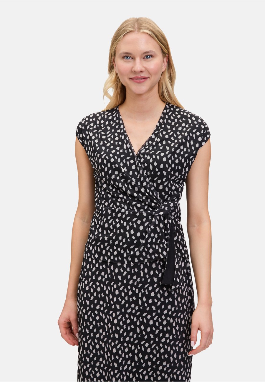 Блуза Cartoon KURZARM MIT RAFFUNG, Weiß Schwarz/Black
Блуза Cartoon KURZARM MIT RAFFUNG, Weiß Schwarz/Black