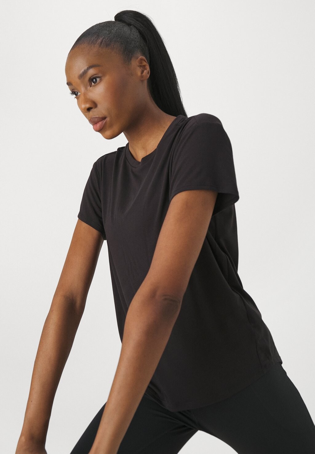 Спортивный топ Essential Tee HOKA, черный
Спортивный топ Essential Tee HOKA, черный